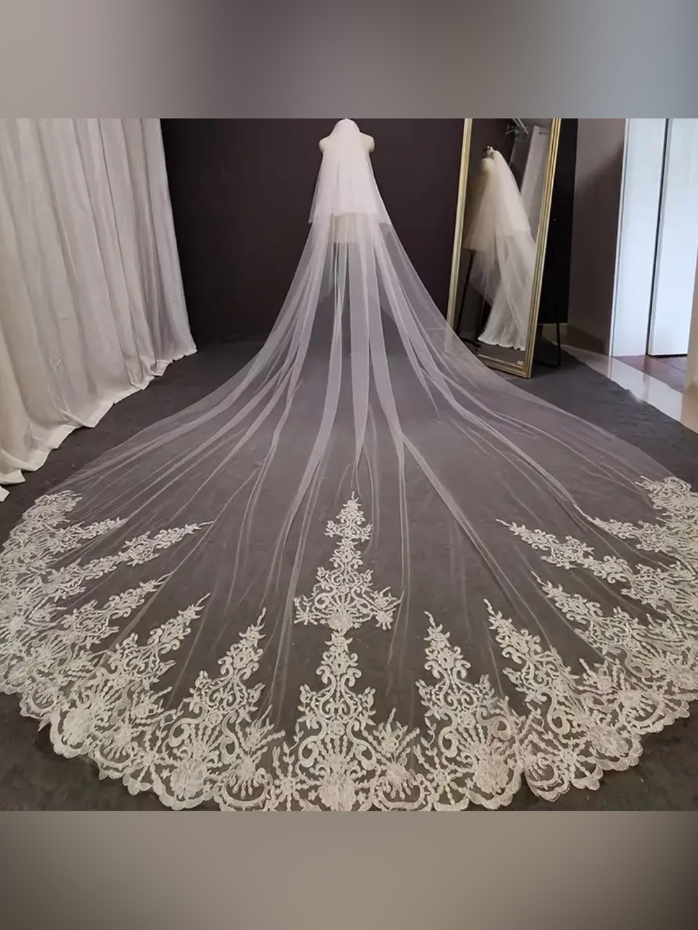 Elegant White Lace Bridal Veil with Scalloped Appliqué